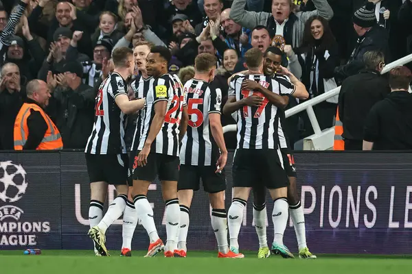 Alexander Isak Newcastle United Celebra Gol Para Hacerlo Con Sus — Foto de Stock