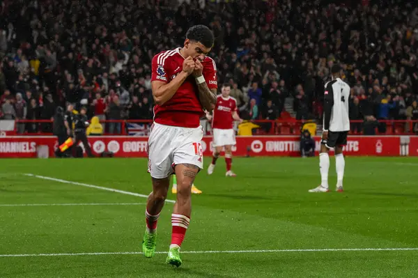 Nottingham Ormanı 'ndan Morgan Gibbs-White, Nottingham City Ground, Nottingham, İngiltere' de 2 Nisan 202 'de oynanan Premier League maçında 2-0' lık galibiyet golünü atarken rozetini öpüyor.