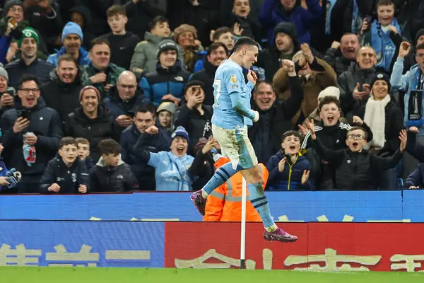 Manchester City 'den Phil Foden, Premier League maçında Manchester City - Aston Villa maçında 3 Nisan 202' de Etihad Stadyumu 'nda 4-1' lik galibiyetini kutluyor.