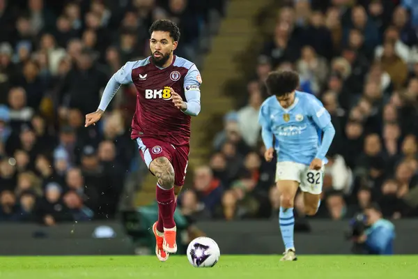 Douglas Luiz Aston Villa Hace Una Pausa Con Balón Durante —  Fotos de Stock