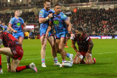 Wigan Warriors 'dan Willie Isa, 4 Nisan 202' de Leigh Spor Köyü 'nde oynanan 7. Betfred Süper Lig karşılaşmasında denemesini kutluyor.