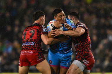 Wigan Warriors 'dan Patrick Mago Leigh Leopards' dan Owen Trout ve Leigh Leopards 'dan Frankie Halton tarafından Leigh Leopards' ın 7. Raundda Leigh Leopards 'a karşı Wigan Warriors maçında Leigh Spor Köyü, Leigh, İngiltere' de 4 Nisan 'da yenildi.