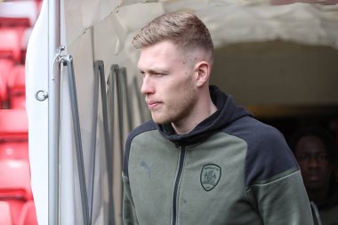 Barnsley 'den Sam Cosgrove, 6 Nisan 202' de İngiltere 'nin başkenti Londra' da oynanan The Valley 'de Charlton Athletic' in Barnsley 'e karşı oynadığı 1.