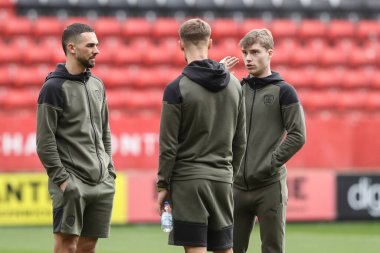 Barnsley 'den Luca Connell, Barnsley' den Adam Phillips ve Barnsley 'den John Mcatee Sky Bet 1 karşılaşmasında Charlton Athletic, Barnsley' e karşı 6 Nisan 202 'de Valley, Londra' da.