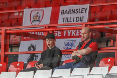 Barnsley taraftarları 6 Nisan 202 'de İngiltere' nin başkenti Londra 'da oynanan The Valley' de oynanan Charlton Athletic - Barnsley maçı sırasında geldiler.