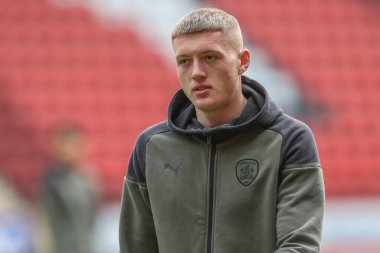 Barnsley takımından Rogan Ravenhill 6 Nisan 202 'de The Valley, Londra, İngiltere' de Charlton Athletic ile Barnsley maçında