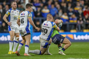 Warrington Wolves 'dan Danny Walker, Leeds Rhinos' tan Tom Holroyd tarafından oynanan Betfred Süper Lig 7. Raundu karşılaşmasında Leeds Gergedan 'a karşı Warrington Wolves, Headingley Stadyumu' nda 5 Nisan 202 'de oynanan karşılaşmada yenildi.