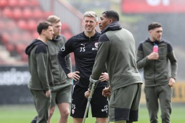 Jon Stead Barnsley ve Donovan Pines 'ın ilk takım koçu Sky Bet League 1 maçı sırasında Charlton Athletic Barnsley' e karşı The Valley, Londra, İngiltere, 6 Nisan 202