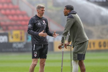 Jon Stead Barnsley ve Donovan Pines 'ın ilk takım koçu Sky Bet League 1 maçı sırasında Charlton Athletic Barnsley' e karşı The Valley, Londra, İngiltere, 6 Nisan 202