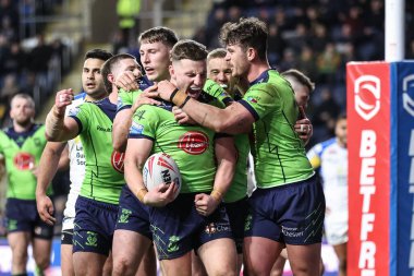 Warrington Wolves 'tan George Williams, 5 Nisan 202' de Headingley Stadyumu 'nda oynanan Betfred Süper Lig 7. Round karşılaşmasında takım arkadaşlarıyla 4-8' lik karşılaşmasını kutluyor.