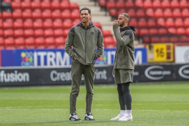 Barnsley 'den Jon Russell ve Barnsley' den Barry Cotter 6 Nisan 202 'de The Valley, Londra' da oynanan Sky Bet 1 karşılaşmasında Charlton Athletic Barnsley 'e karşı.