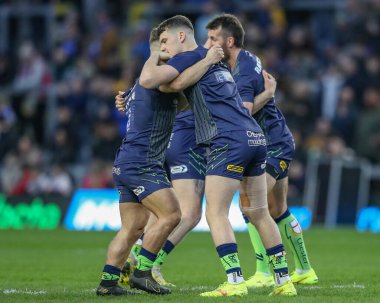 Warrington oyuncuları 5 Nisan 202 'de Headingley Stadyumu' nda oynanan 7. Betfred Süper Lig karşılaşmasında ısınmaya başladılar.