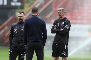 Neill Collins Barnsley 'in baş antrenörü Jon Stead' e 6 Nisan 202 'de The Valley, Londra, İngiltere' de oynanan Sky Bet 1 karşılaşmasında Barnsley 'nin ilk takım koçu Charlton Athletic' e karşı Barnsley ile konuştu.