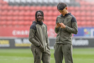 Barnsley 'den Fbio Jal ve Barnsley' den Nathan James 6 Nisan 2024 'te The Valley, Londra' da oynanan Sky Bet 1 karşılaşmasında Charlton Athletic Barnsley 'e karşı.