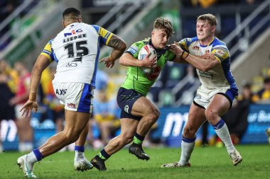 Warrington Wolves 'tan Leon Hayes, Leeds Gergedan takımından James McDonnell' ı, Leeds Süper Lig 7. Raundda Leeds Gergedan 'a karşı Warrington Wolves maçında, Headingley Stadyumu, Leeds, İngiltere' de 5 Nisan 202 'de yenmeye çalışıyor.