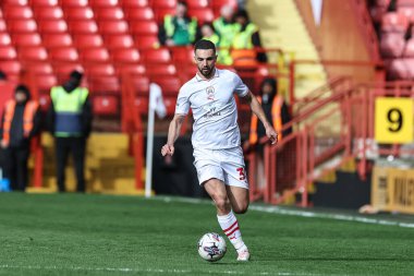 Barnsley 'li Adam Phillips, 6 Nisan 202' de The Valley, Londra, İngiltere 'de oynanan Sky Bet 1 karşılaşmasında topu düşürüyor.