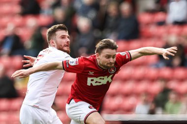 Barnsley 'den Nicky Cadden, 6 Nisan 202' de The Valley, Londra, İngiltere 'de oynanan Sky Bet 1 karşılaşmasında Charlton Athletic' in Barnsley 'e karşı oynadığı maçta Charlton Athletic' ten Alfie May 'i şutladı.