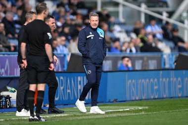 John Smith Stadyumu 'nda Huddersfield Town ile Millwall arasındaki Sky Bet Şampiyonası maçında Millwall' ın teknik direktörü Joe Edwards, 6 Nisan 2024