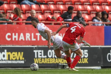Charlton Athletic takımından George Dobson, 6 Nisan 202 'de The Valley, Londra, İngiltere' de oynanan Sky Bet 1 karşılaşmasında Barnsley 'li Adam Phillips' e karşı oynadığı maçta faul yaptı.