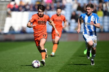 Huddersfield Town 'dan Ben Jackson, Millwall' dan Ryan Longman 'ı 6 Nisan 2024' te John Smith Stadyumu 'nda Huddersfield Town ve Millwall maçında kovaladı.