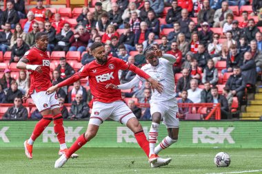 Charlton Athletic yakalayıcıları Barnsley 'den Michael Hector, hakem Benjamin Speedie 2 Nisan' da İngiltere 'nin başkenti Londra' da oynanan The Valley 'de Charlton Athletic' in Barnsley 'e karşı oynadığı 1.