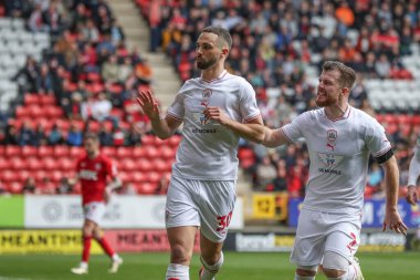 Barnsley 'li Adam Phillips, 6 Nisan 202' de The Valley, Londra, İngiltere 'de oynanan ve Charlton Athletic' in Barnsley 'e karşı oynadığı 1-1' lik maçtaki golünü kutluyor.