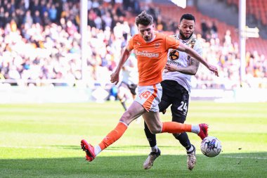 Blackpool 'dan Jake Beesley, Cambridge United takımından Jordan Cousins, 6 Nisan 202' de Bloomfield Road, Blackpool 'da oynanan Blackpool-Cambridge United maçı için mücadele ediyor.