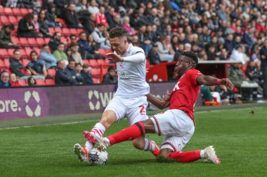 Barnsley 'den Jordan Williams ve Charlton' dan Thierry Small 6 Nisan 202 'de The Valley, Londra, İngiltere' de oynanan Sky Bet 1 karşılaşmasında top için mücadele ettiler.