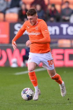 Blackpool 'dan Sonny Carey, 6 Nisan 202' de Bloomfield Road, Blackpool 'da oynanan Blackpool-Cambridge United maçında topla bir çıkış yaptı.