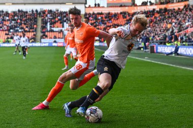 Blackpool 'dan Jake Beesley, Cambridge United takımından Liam Bennett ile 6 Nisan 202' de Bloomfield Road, Blackpool 'da oynanan Blackpool-Cambridge maçında mücadele etti.