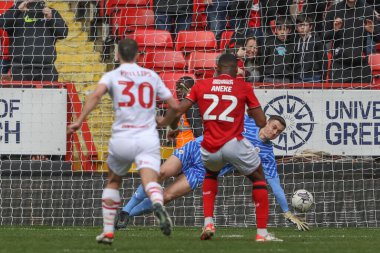 Barnsley 'li Liam Roberts, 6 Nisan 202' de The Valley, Londra, İngiltere 'de oynanan Sky Bet 1 karşılaşmasında Charlton Athletic' in Barnsley 'e karşı oynadığı maçta penaltıdan tasarruf etti.