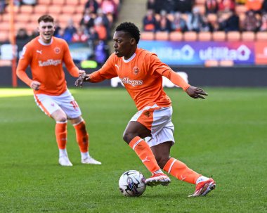 Blackpool takımından Karamoko Dembele, 6 Nisan 202 'de Bloomfield Road, Blackpool' da oynanan 1. Blackpool maçında topla bir çıkış yaptı.