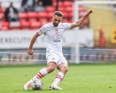 Barnsley 'li Adam Phillips 6 Nisan 202' de The Valley, Londra 'da oynanan Sky Bet 1 karşılaşmasında topu karşıdan karşıya geçiriyor.