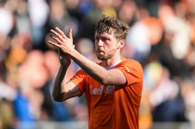Blackpool 'dan Matthew Pennington, 6 Nisan 202' de Bloomfield Road, Blackpool 'da oynanan Blackpool-Cambridge United maçının sonunda taraftarları alkışlıyor.
