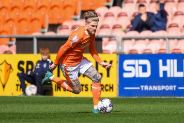 Blackpool takımından Hayden Coulson, 6 Nisan 202 'de Bloomfield Road, Blackpool' da oynanan Blackpool-Cambridge maçında topla bir çıkış yaptı.