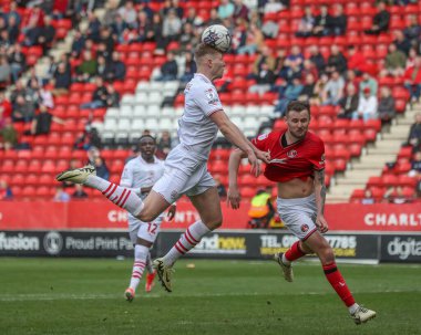 Barnsley 'den Sam Cosgrove 6 Nisan 202' de İngiltere 'nin başkenti The Valley' de oynanan Sky Bet 1 karşılaşmasında topu kaleye götürüyor.