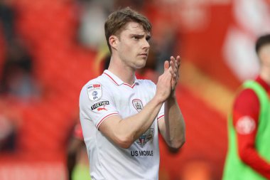 Barnsley 'den Luca Connell, 6 Nisan 202' de The Valley, Londra, İngiltere 'de oynanan Sky Bet Lig 1 karşılaşmasında gezgin taraftarları alkışlıyor.