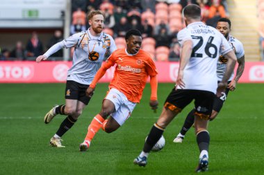 Blackpool takımından Karamoko Dembele, 6 Nisan 202 'de Bloomfield Road, Blackpool' da oynanan 1. Blackpool maçında topla bir çıkış yaptı.