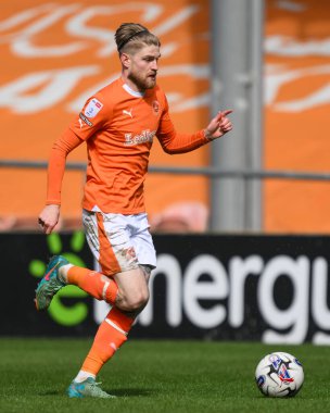 Blackpool takımından Hayden Coulson, 6 Nisan 202 'de Bloomfield Road, Blackpool' da oynanan Blackpool-Cambridge maçında topla bir çıkış yaptı.