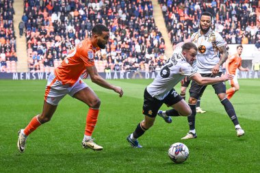 Blackpool 'dan CJ Hamilton, 6 Nisan 202' de Bloomfield Road, Blackpool 'da oynanan Blackpool - Cambridge United maçında Cambridge United' dan James Gibbons 'ı aldı.