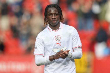 Barnsley 'li Fbio Jal, 6 Nisan 2024' te The Valley, Londra, Birleşik Krallık 'ta oynanan Sky Bet League 1 karşılaşmasında gezgin taraftarları alkışlıyor.