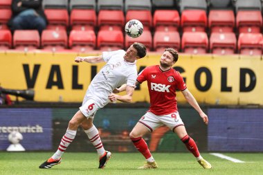Barnsley 'li Mal de Gevigney, 6 Nisan 2024' te İngiltere 'nin başkenti Londra' daki The Valley 'de oynanan Sky Bet 1 karşılaşmasında Charlton Athletic' in Alfie May of Charlton Athletic 'e karşı oynadığı oyunu kazandı.