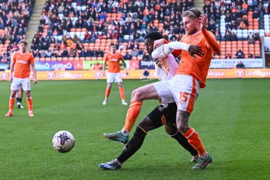 Blackpool 'dan Hayden Coulson ve Cambridge United takımından Sullay Kaikai, 6 Nisan 202' de Bloomfield Road, Blackpool 'da oynanan Blackpool-Cambridge United maçında top için mücadele ettiler.