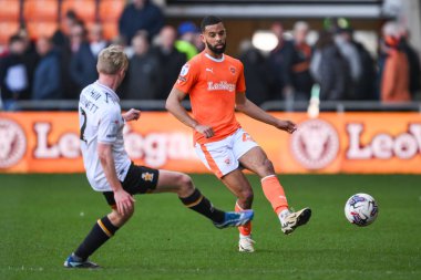 Blackpool takımından CJ Hamilton topu 6 Nisan 202 'de Bloomfield Road, Blackpool' da oynanan Blackpool-Cambridge maçında pas verdi.