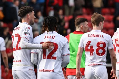 Barnsley 'den Corey O' Keeffe, 6 Nisan 2024 'te The Valley, Londra, İngiltere' de oynanan Sky Bet 1 karşılaşmasında Barnsley 'li Fbio Jal' in sırtını sıvazladı.