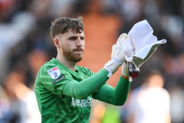 Blackpool 'dan Daniel Grimshaw, 6 Nisan 202' de Bloomfield Road, Blackpool 'da oynanan Blackpool-Cambridge United maçının sonunda taraftarları alkışlıyor.
