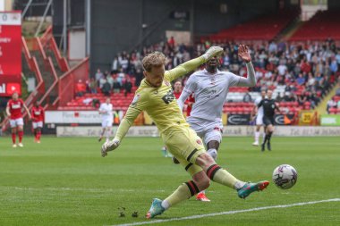 Charlton Atletizm takımından Harvey Isted, 6 Nisan 202 'de The Valley, Londra' da oynanan Sky Bet 1 karşılaşmasında topu temizledi.
