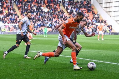 Blackpool 'dan CJ Hamilton, 6 Nisan 202' de Bloomfield Road, Blackpool 'da oynanan Blackpool-Cambridge United maçında topla bir çıkış yaptı.