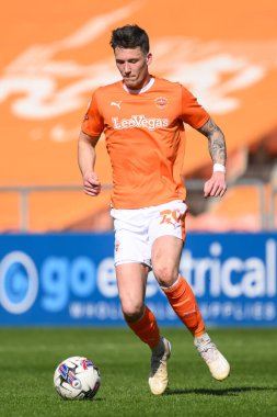 Blackpool 'dan Oliver Casey, 6 Nisan 202' de Bloomfield Road, Blackpool 'da oynanan Blackpool-Cambridge United maçında topa vuruyor.