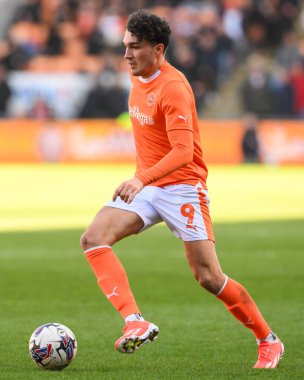 Blackpool 'dan Kyle Joseph, 6 Nisan 202' de Bloomfield Road, Blackpool 'da oynanan Blackpool-Cambridge maçında topa vuruyor.